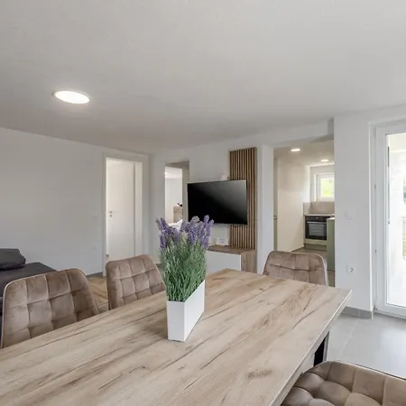 Mia 4*