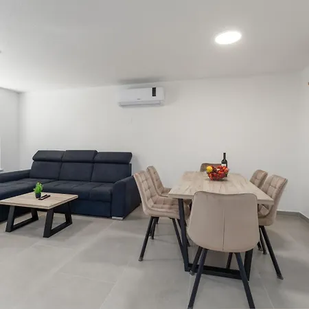 Mia Πανσιόν Savudrija